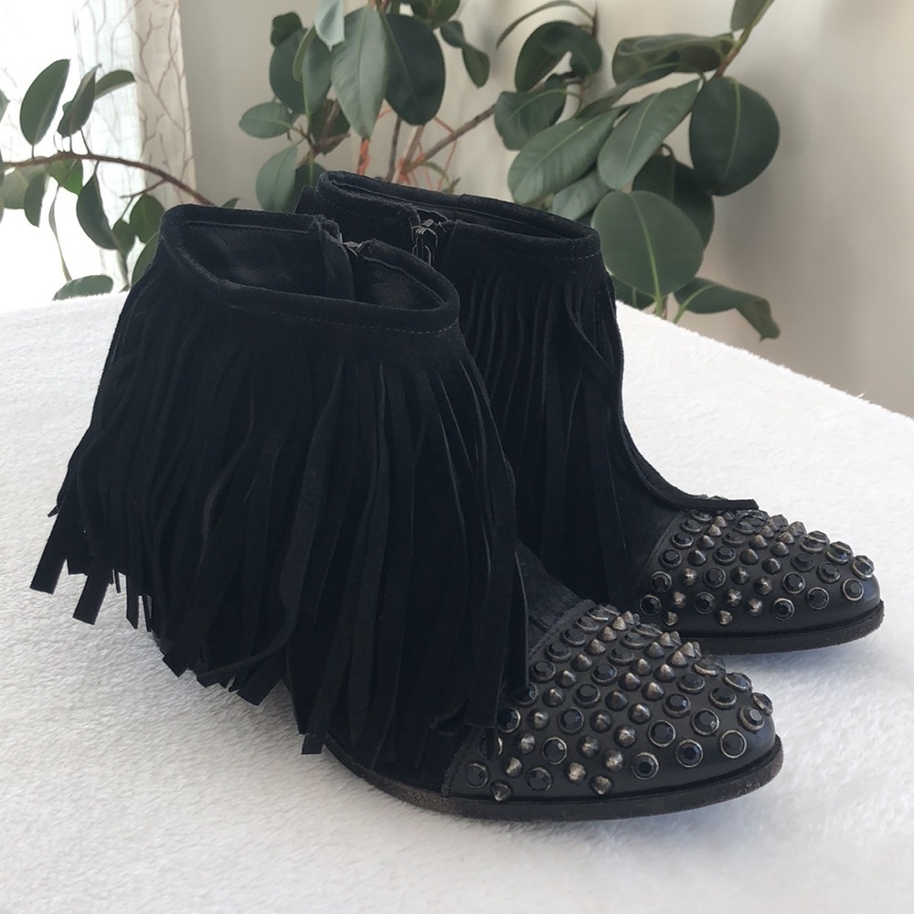 Elen Iachi Women's leather Ankle Boots
Size: IT 35/ US 5 GUC